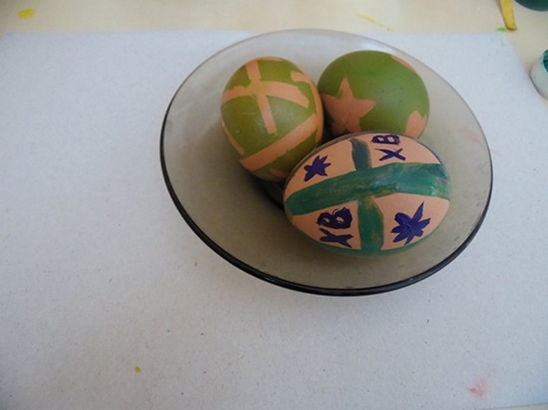 Как разукрасить яйца на Пасху фото-10