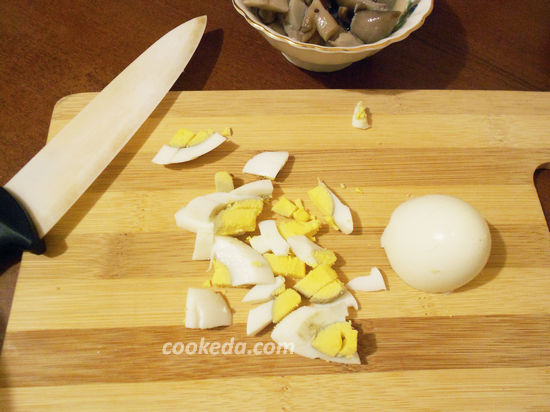 Салат с маринованными грибами и яйцом