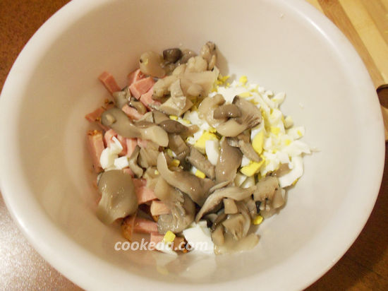 Салат с маринованными грибами и яйцом