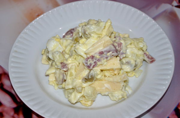 салат с копченой колбасой и сыром - пошаговый рецепт