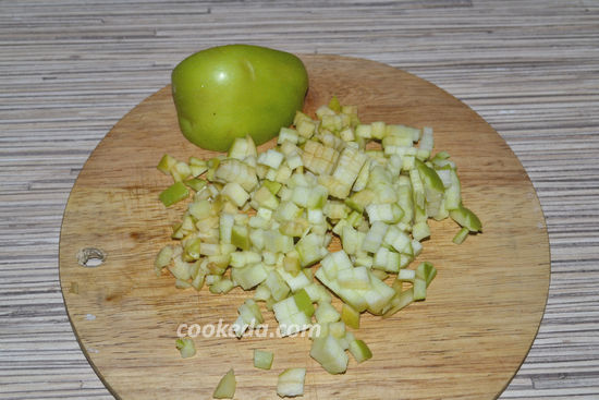 Свекольный салат с яблоком и заправкой из сметаны и хрена