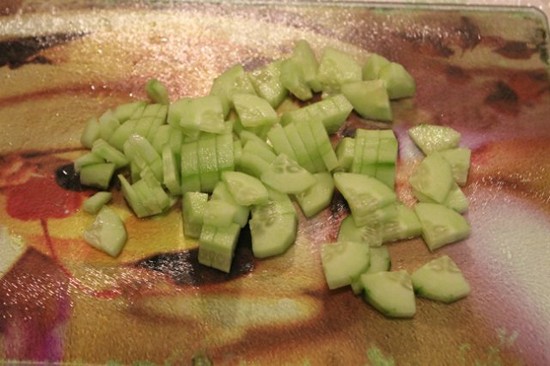 Салат зеленый - чистим огурец
