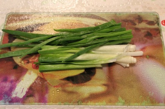 салат с пекинской капустой и зеленым горошком - моем лук
