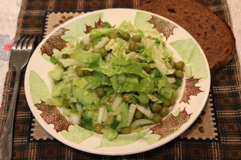 Салат «Зеленый» с пекинской капустой и зеленым горошком