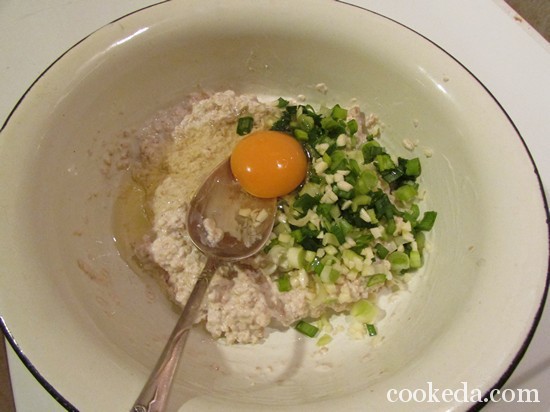 Оладушки куриные - добавляем яйцо