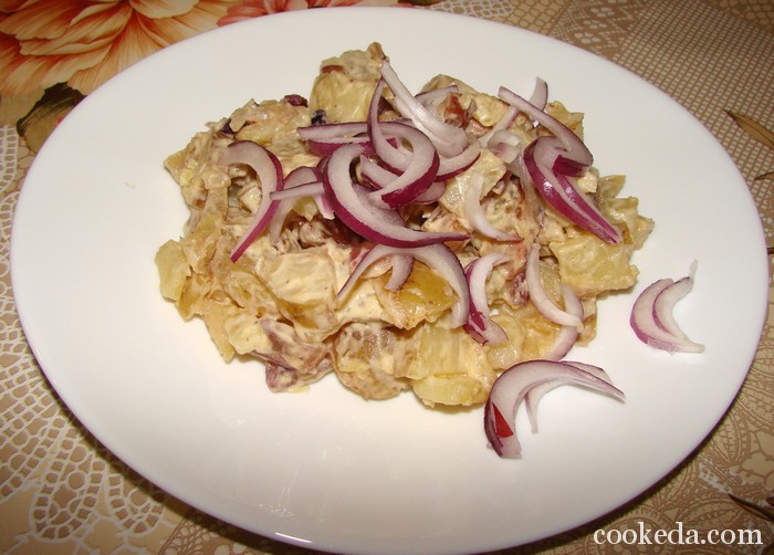 Немецкий картофельный салат с луком и грудинкой