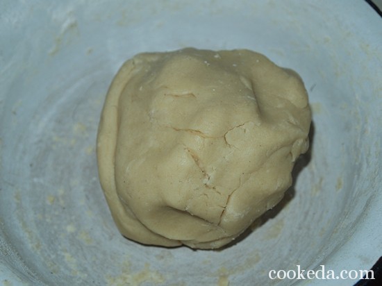 Тесто для имбирного печенья положить в холодильник