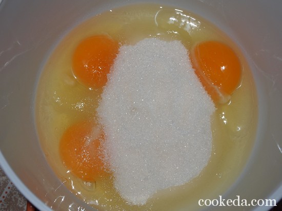 Взбить яйца миксером в пышную массу вместе с сахаром