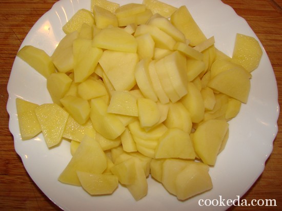 Картофель вымойте, очистите и нарежьте