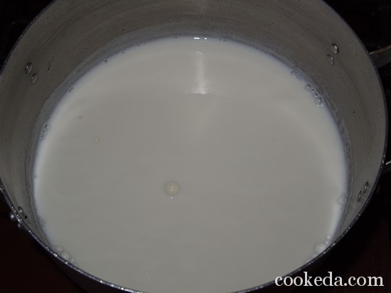 Молоко перелить в небольшую кастрюльку
