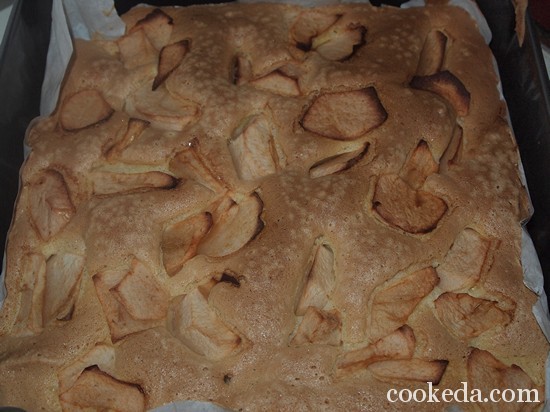 Бисквитный пирог с яблоками в духовке