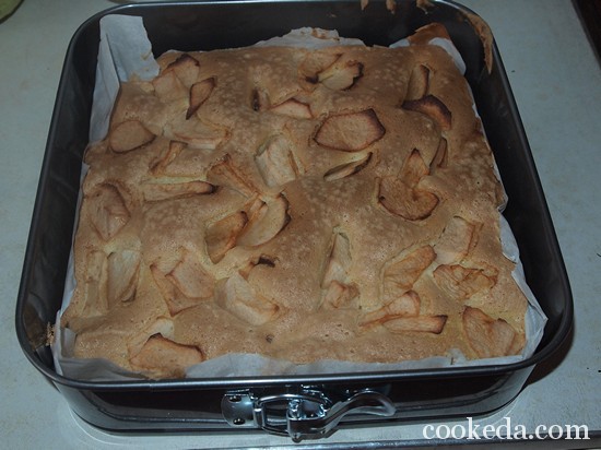 Бисквитный пирог с яблоками выпекать в духовке 30 минут