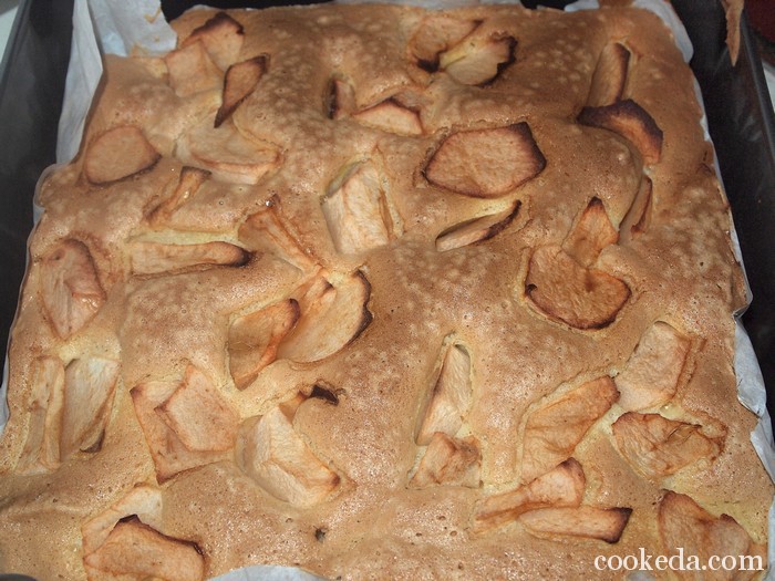 Бисквитный пирог с яблоками в духовке - рецепт с фото