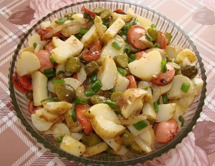 Немецкий салат из картофеля и маринованных огурцов с горчицей