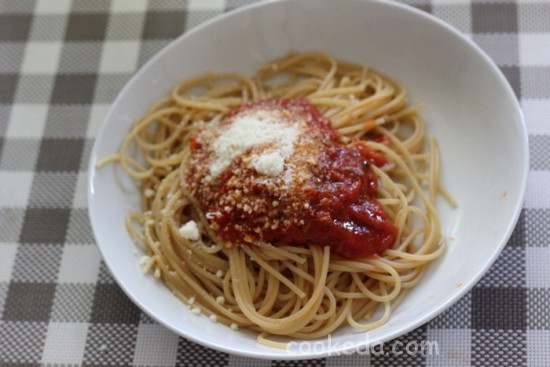 Спагетти с соусом