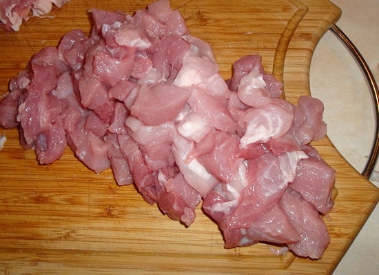 Филе свинины порежьте кусочками 2х2 см