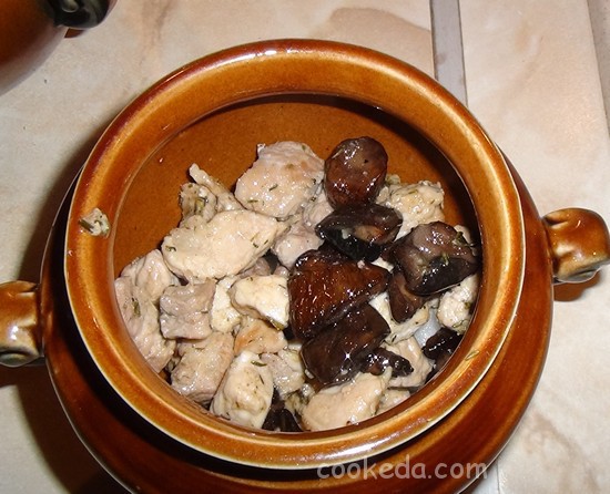 Свинина с грибами и картофелем в горшочках-13