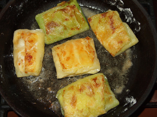 конвертики из капусты с творогом обжаривать на сковороде с 2-х сторон