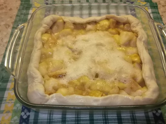 Яблочный пирог из слоеного теста выпекать в духовке 20 минут
