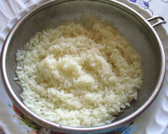 Откиньте рис на дуршлаг
