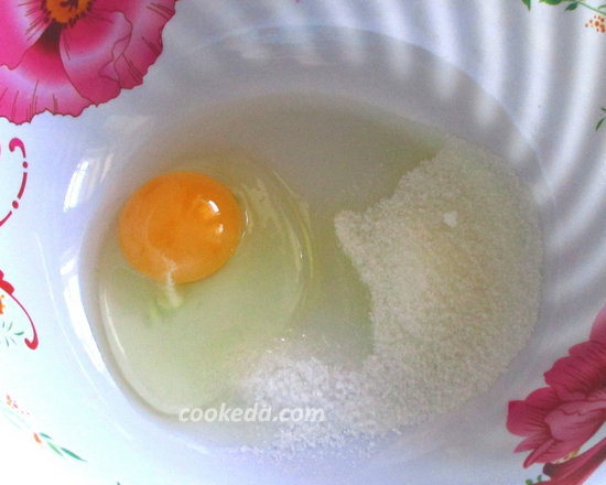 В глубокую миску разбейте яйцо