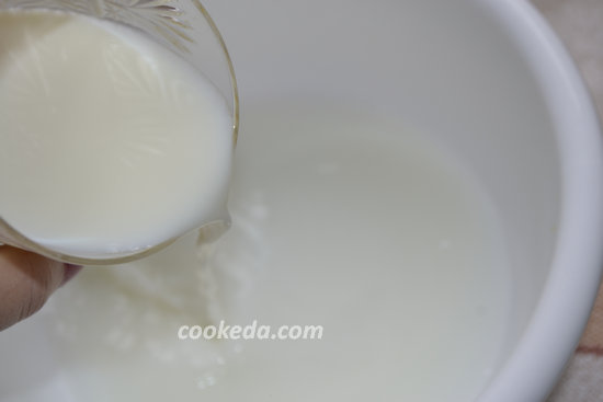 Молоко влить в миску