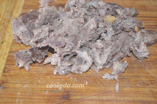 Мясо, сваренное до готовности, отделяют от косточек