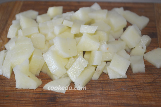 Картошку нарезают достаточно мелкими кубиками
