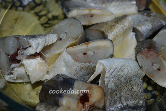 Рыба с овощами в духовке - почистить рыбу