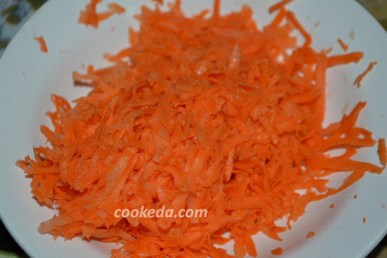 Рыба с овощами в духовке - порезать морковку