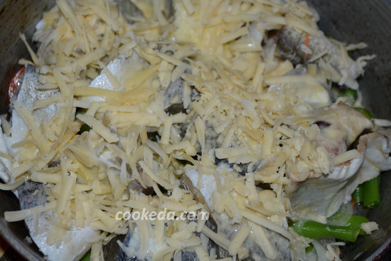 Рыба с овощами в духовке- посыпать тертым сыром