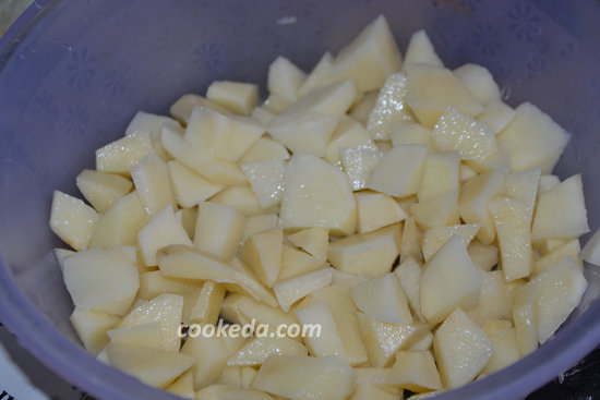 Картофель почистить и порезать кубиками