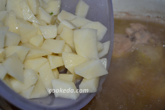Выложить картошку в кастрюлю
