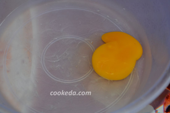 в глубокую миску влить воду и разбить яйцо