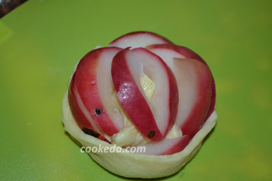 ВЫложить печенье розочки из слоеного теста с яблоками на противень