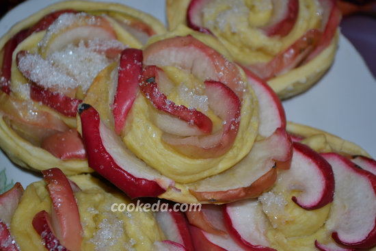 Печенье розочки из слоеного теста с яблоками - пошаговый рецепт