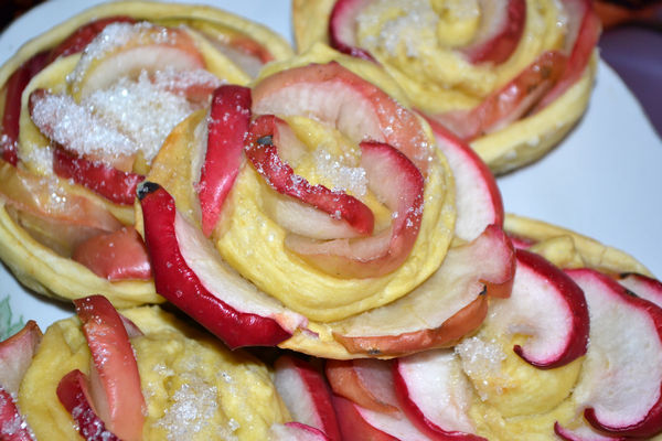 Печенье розочки из слоеного теста с яблоками
