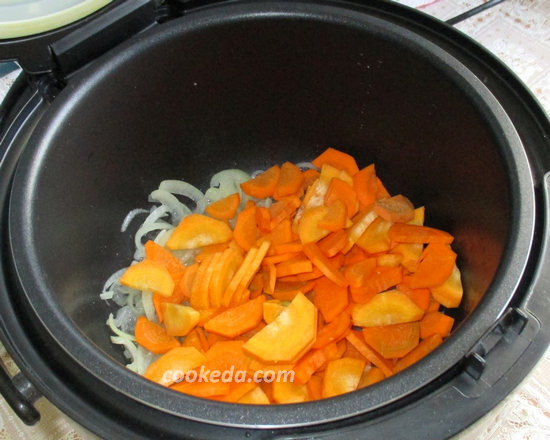 Положите морковь, перемешайте, готовьте 10 минут