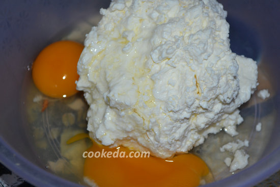 Разбить в миску с творогом куриные яйца