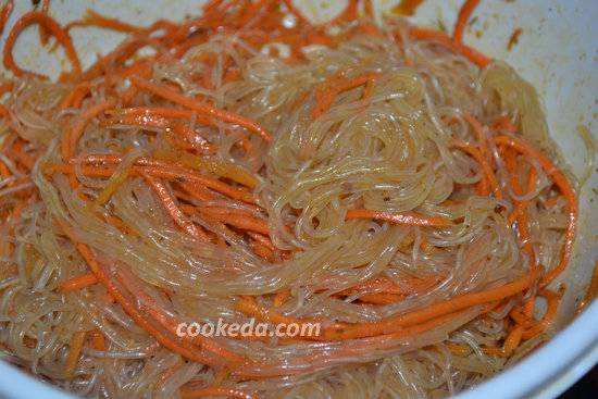 Рецепт салата с фунчозой и корейской морковью-06