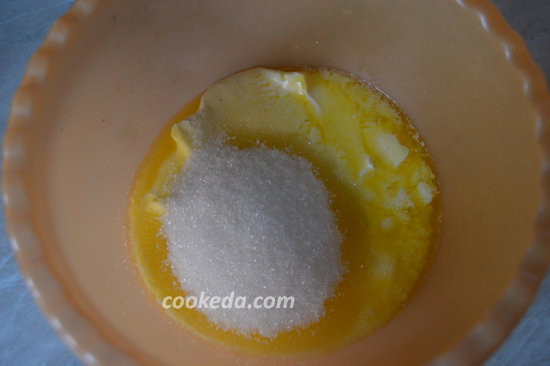 растопить маргарин или масло, добавить сахар