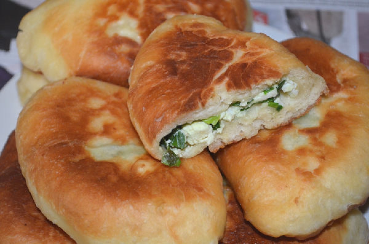 Пирожки с яйцом и зеленым луком жареные на сковороде рецепт с фото на