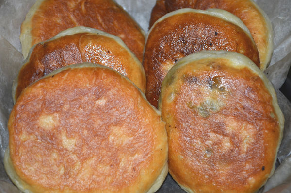 Пирожки из дрожжевого слоеного теста с говяжьей печенью, легким и сердцем «Настоящие ливерные»