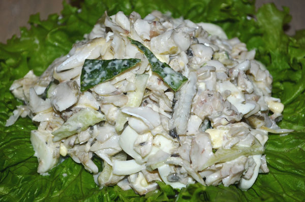 Рыбный салат из отварной рыбы с яйцом