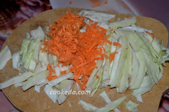 Солянка с капустой и картошкой - нашинковать капусту и морковь
