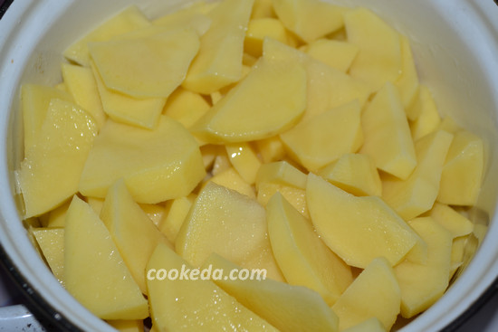 Солянка с капустой и картошкой - почистить картофель
