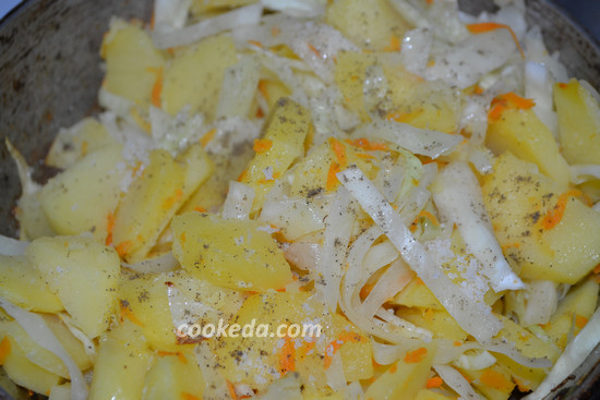 Солянка с капустой и картошкой - обжарить картофель и капусту