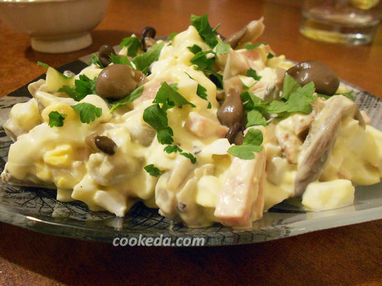 салат с маринованными грибами, беконом и яйцами