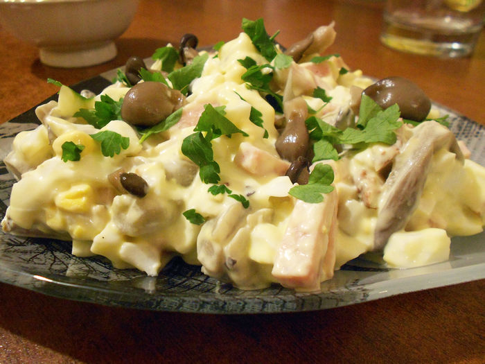 салат с маринованными грибами и яйцами
