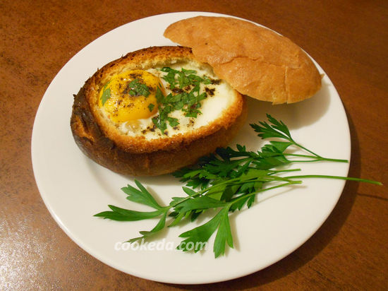 Яйцо запеченное в бутербродной булочке - пошаговый рецепт-01